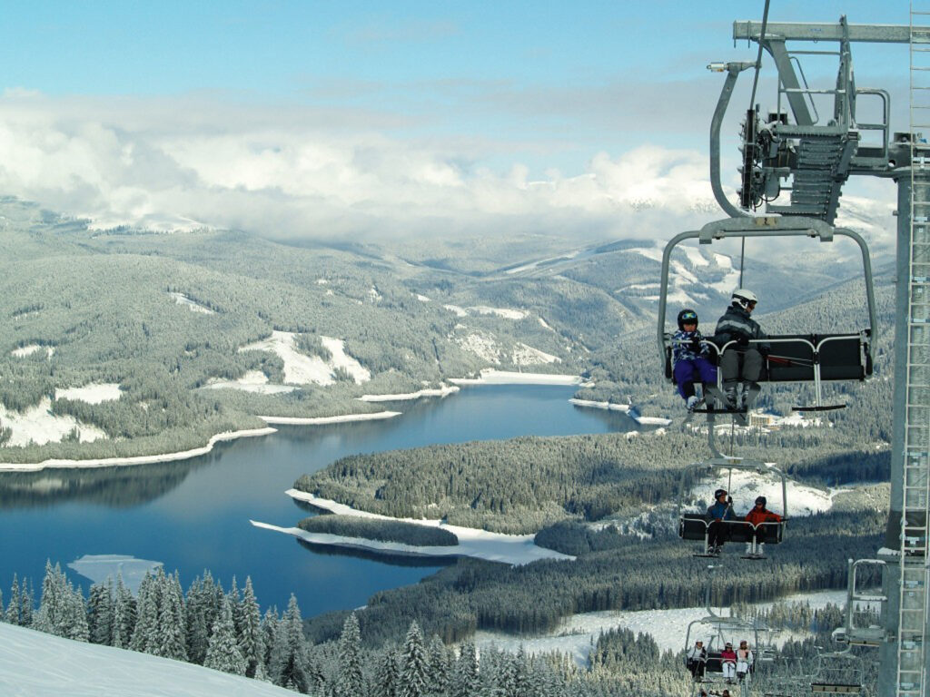 Vești bune pentru turiști! Se deschid pârtiile de schi de la Obârșia Lotrului
