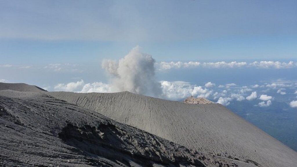 Vulcanul Semeru din Indonezia a erupt din nou. Norul de cenușă a ajuns la o înălțime de 1,5 km. Mii de persoane au fost evacuate