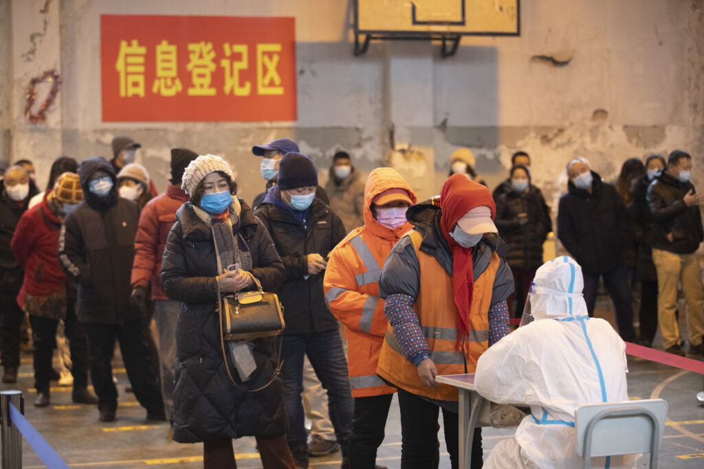 China înregistrează un nou record zilnic de infectări cu Covid-19, în contextul în care autoritățile înăspresc măsurile de la o zi la alta