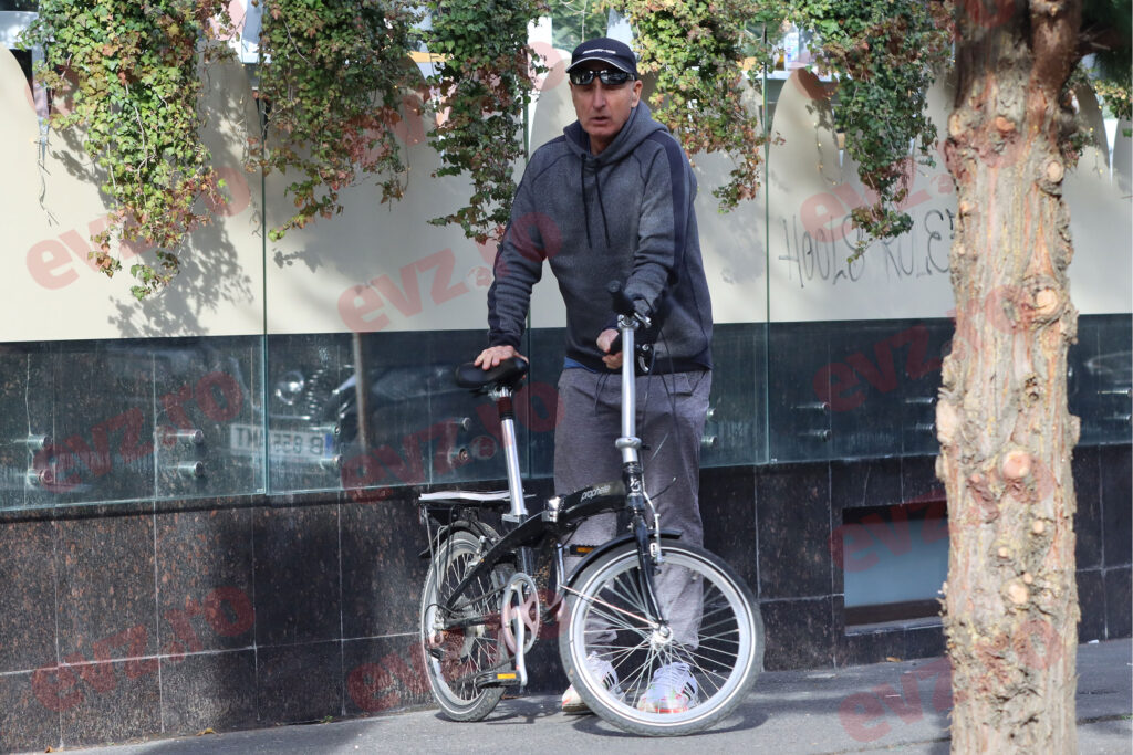 FOTO. Supranumit „regele trotinetelor”, Bogdan Enoiu fentează traficul pe bicicletă. Fostul soț al Danei Războiu știe cum să se mențină în formă