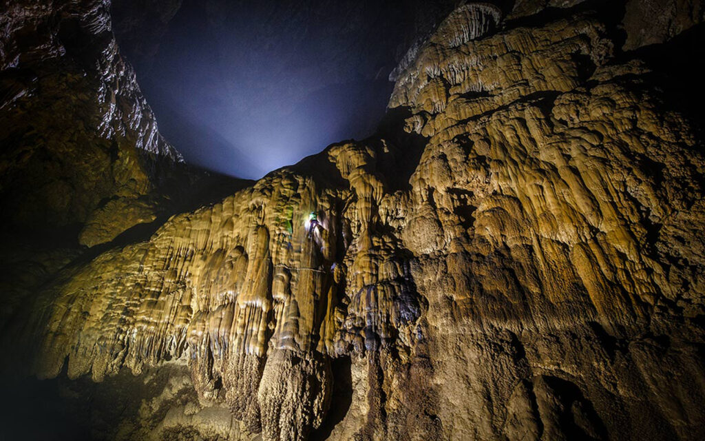 Cea mai mare peșteră din lume ascunde o poveste captivantă! Zgomotele ciudate i-au făcut pe localnici să o creadă bântuită