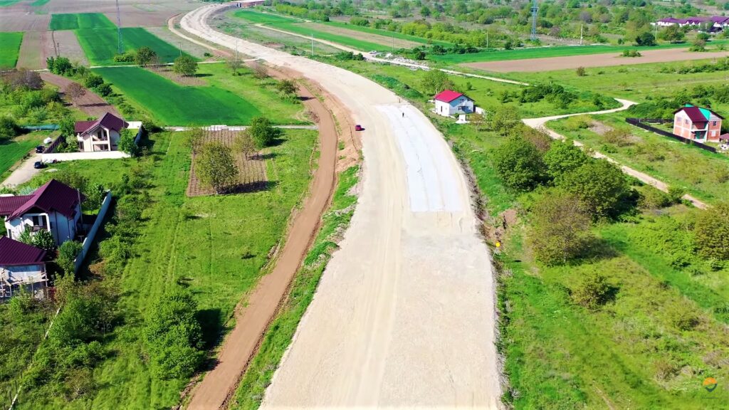 Drumul de 3,2 km pe care statul român l-a construit într-un deceniu pentru ca șoferii să se delecteze cu mititei