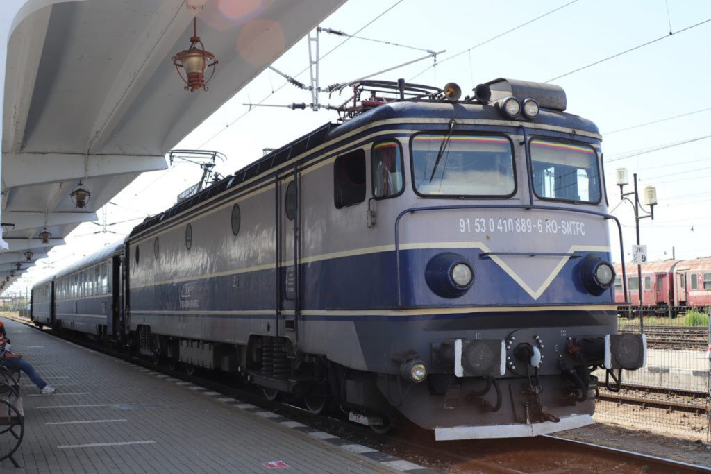 Un tren plin de călători a luat foc la Iași. 200 de pasageri au fost evacuați din vagoane. Video