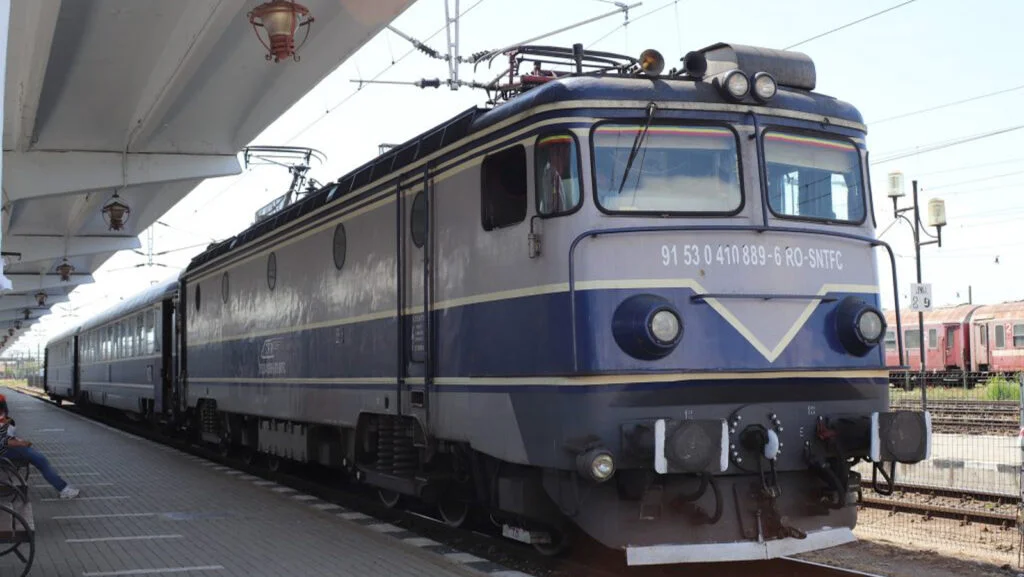 Accident feroviar în Hunedoara! Locomotiva a deraiat de pe șine. Mecanicul a fost trimis de urgență la spital