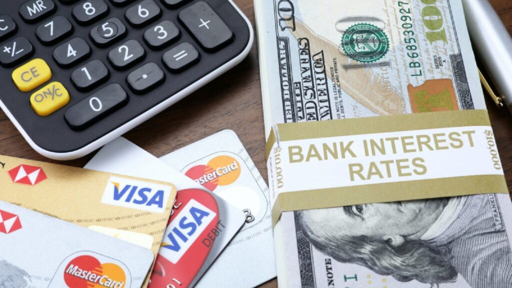Cum se apără băncile de acuzațiile de practici înșelătoare la calculul ratelor