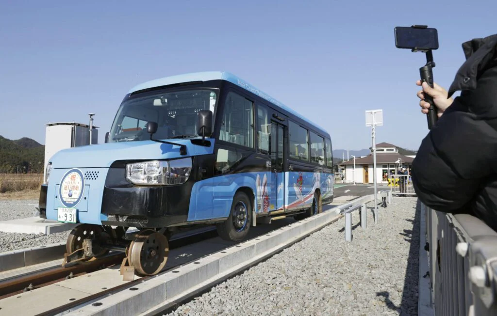E o ciudățenie, dar va face istorie! Japonia a lansat un autobuz care se transformă în mers în tren ! VIDEO
