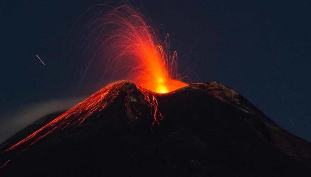 A erupt cel mai mare vulcan din Europa. Nivel de alertă ridicat
