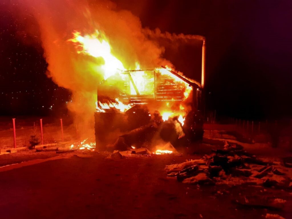 Explozie urmată de un incendiu puternic în România. O persoană a fost găsită carbonizată