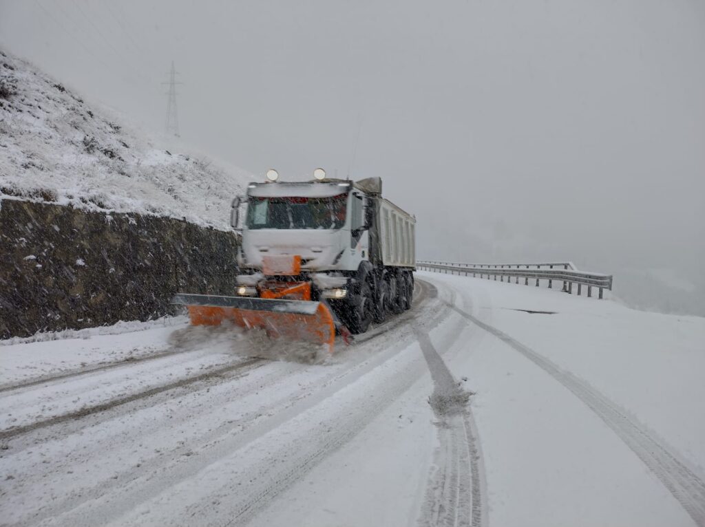 Ninge abundent în această zonă din România. Drumarii au intervenit de urgență. Alertă ANM