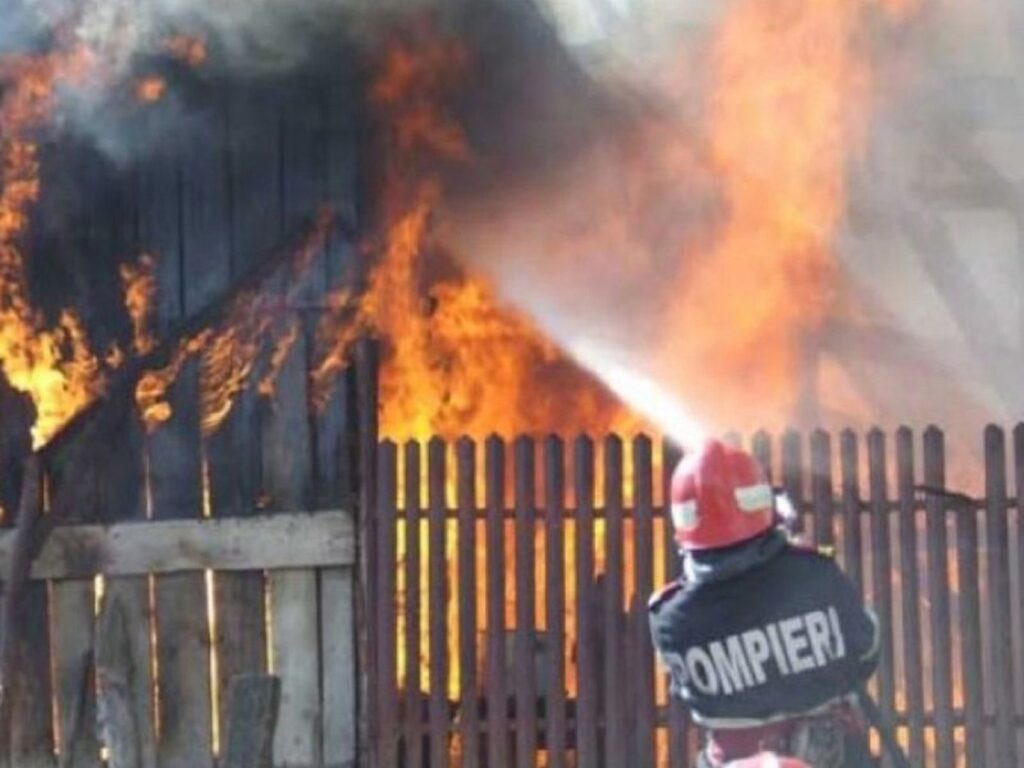Un puternic incendiu a cuprins un cartier din Constanța. Pompierii se luptă cu flăcările uriașe
