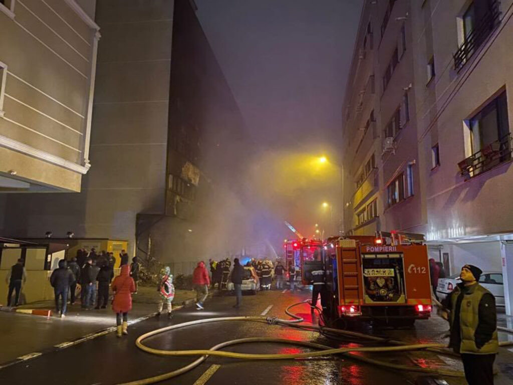 Incendiu violent la subsolul unui bloc din Constanța. S-a activat Planul Roșu de Intervenție: 250 de persoane evacuate, 30 de mașini avariate. VIDEO