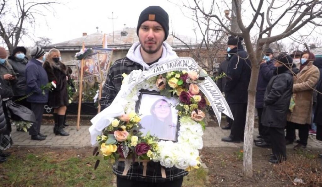 Lacrimi și jale la Iași. Cum fost înmormântată tânăra ucisă alături de iubitul ei. E sfâșietor