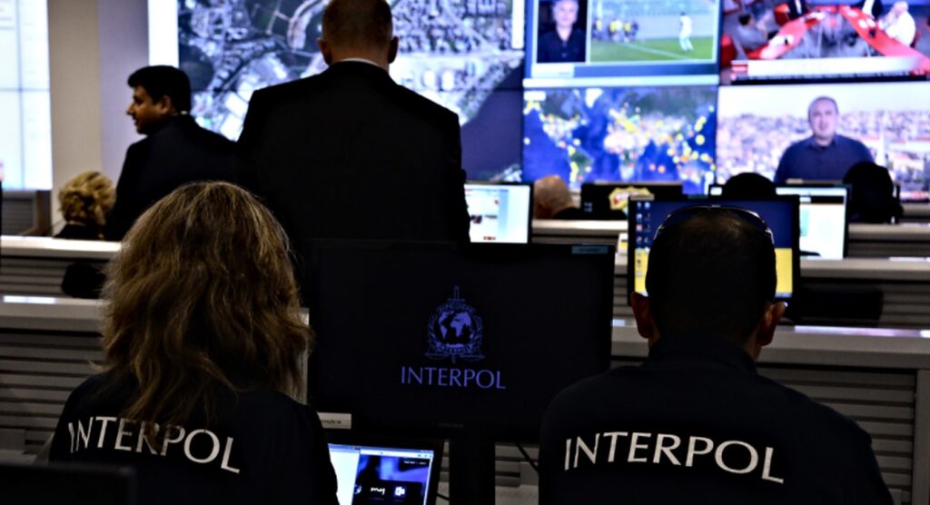 Dosarul „Notițelor roșii” pentru fugari. Șapte angajați ai Interpol Moldova, suspendați din funcții