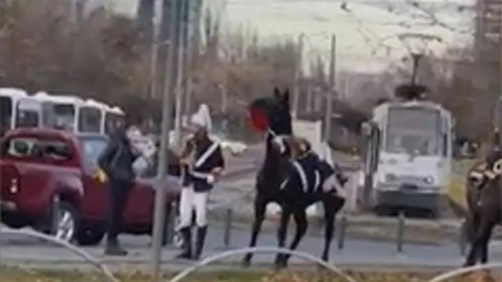 Un jandarm s-a făcut de râs la parada de Ziua Națională. Imagini jenante surprinse de 1 decembrie. VIDEO
