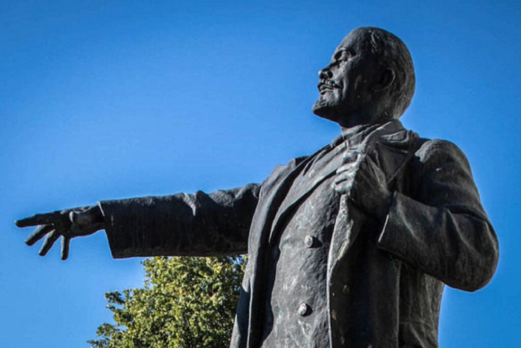 Ce se va întâmpla cu statuile lui Lenin. Și rușii le-au pus gând rău