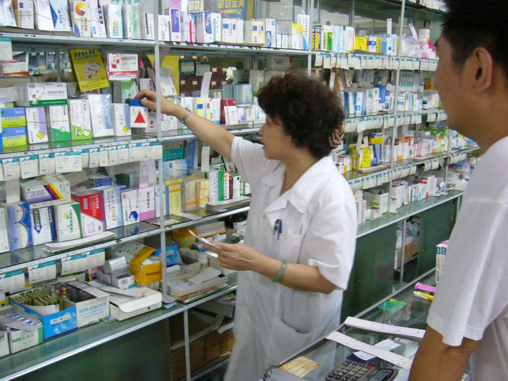 Criză de medicamente în farmaciile din România. Părinții n-au cu ce să trateze copiii