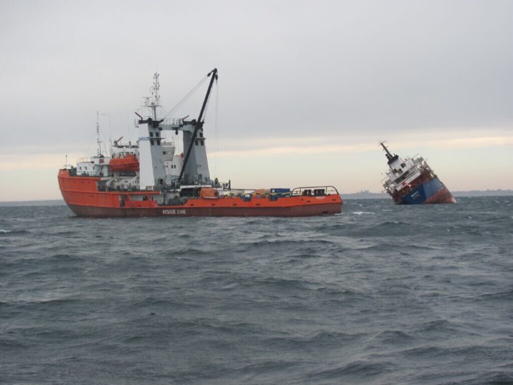 Operațiuni dramatice de salvare în Marea Baltică. Două nave cargo s-au ciocnit, una s-a răsturnat