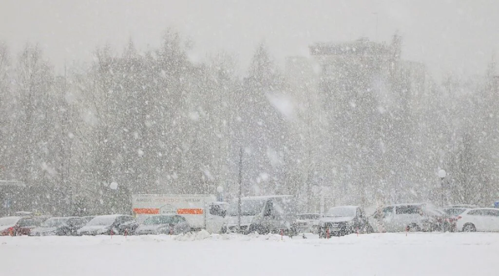 Cod portocaliu de ninsori și viscol. Cât mai ține vremea rea în România