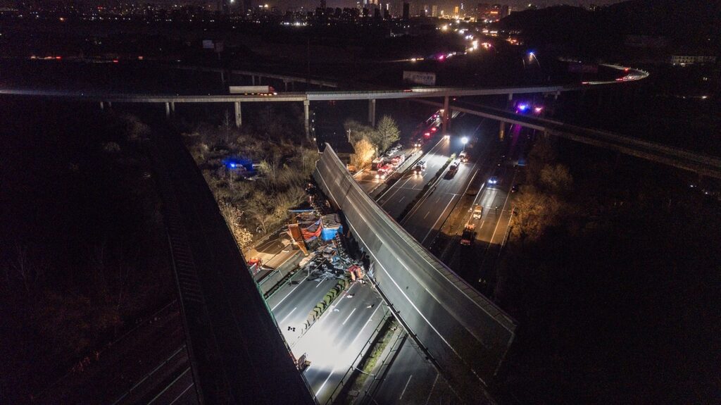 Alertă de ultimă oră! Un pod din centrul țării s-a prăbușit. Trei camioane și o mașină, strivite. Peste zece morți și răniți FOTO