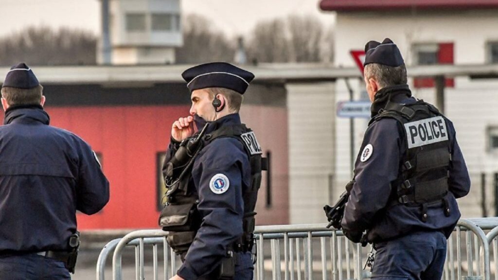 Un terorist islamist a încercat să înjunghie un trecător, la Cannes