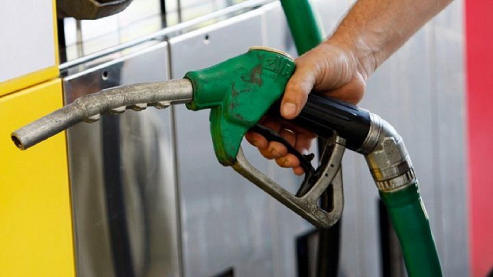 Este posibil ca Guvernul să plafoneze prețurile la carburanți. Prețurile la pompă a explodat