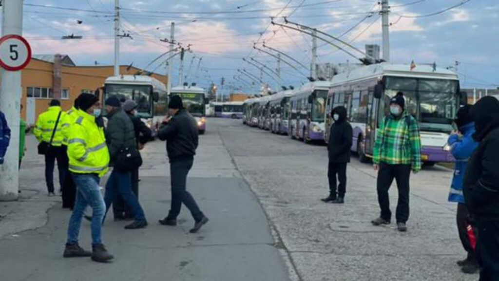 Traficul din Timișoara a paralizat! Zeci de angajați ai Serviciului de Transport Public protestează. Manifestația este una spontană