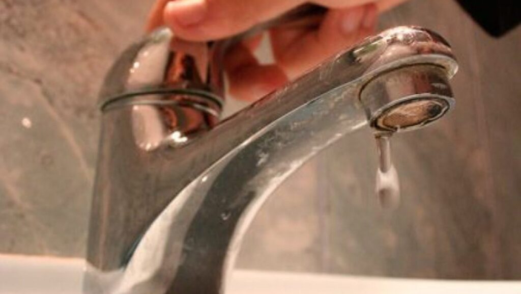Experții au avertizat de ce este periculos să bei apă de la robinetul din baie