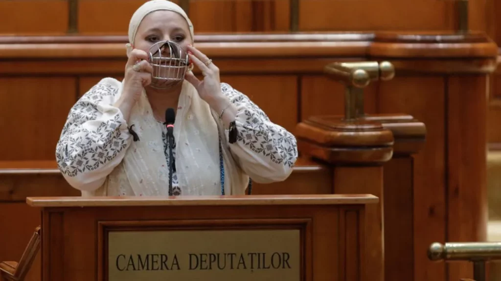 Şoşoacă a ajuns vedetă în Europa! „Senator antivaccinare, cu masca lui Hannibal Lecter în Parlament” Italienii au rămas șocați