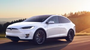 Un tiktoker visează să locuiască într-o mașină Tesla. „Nu am bani suficienți pentru chirie”