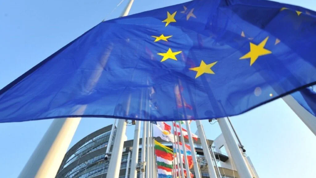 „Autoservire nerușinată”: Majorări salariale pentru funcționarii UE în valoare de 200 de milioane de euro