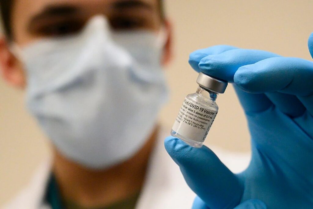 OMS aprobă un nou vaccin anti-COVID ”pentru țările sărace”. Unde este produs serul