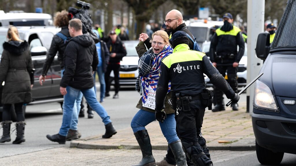 UPDATE: Autoritățile au intervenit în forță! Protest cu costume și măști albe în capitala Olandei. „Nu e vorba despre niciun virus, ci despre control” FOTO