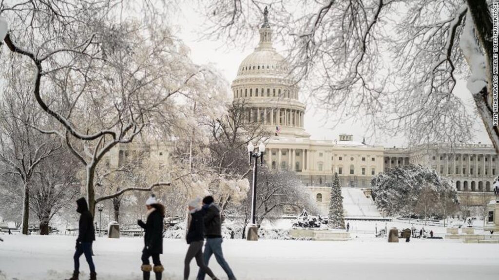Furtuna de la Washington DC a paralizat totul. Haosul provocat de zăpadă a blocat Air Force One. FOTO