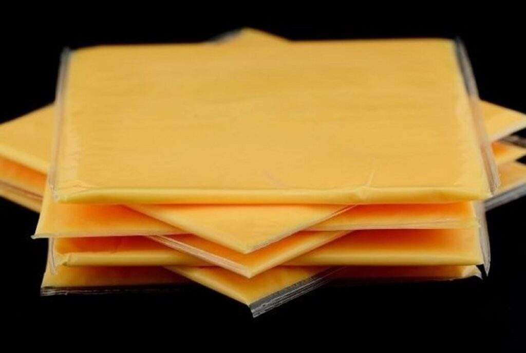 Imagini șocante cu brânza topită feliată! Nu vă puteți imagina ce conține VIDEO