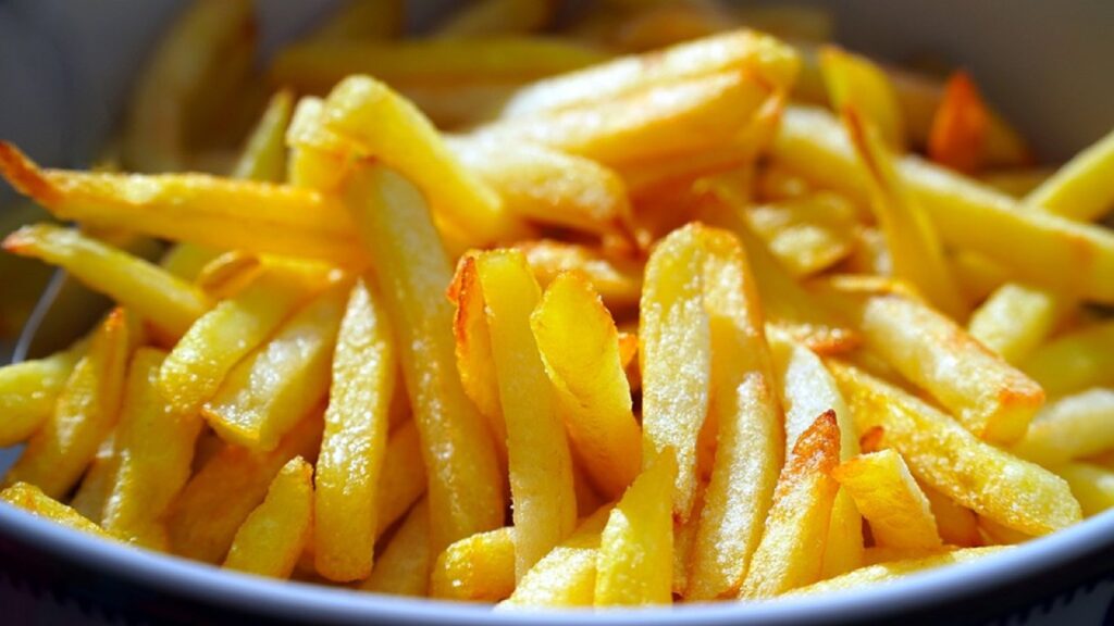 Când se pune sare pe cartofii prăjiți, de fapt. Secretul pentru a-i obține delicioși și crocanți