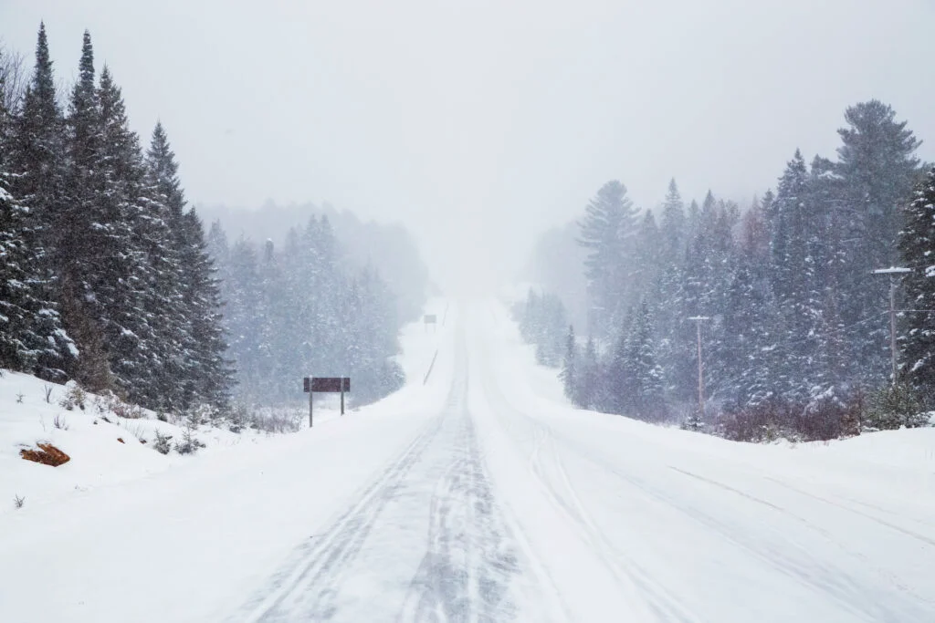 Ninge în România. Drumarii au intervenit cu utilaje de deszăpezire. Vremea s-a schimbat radical