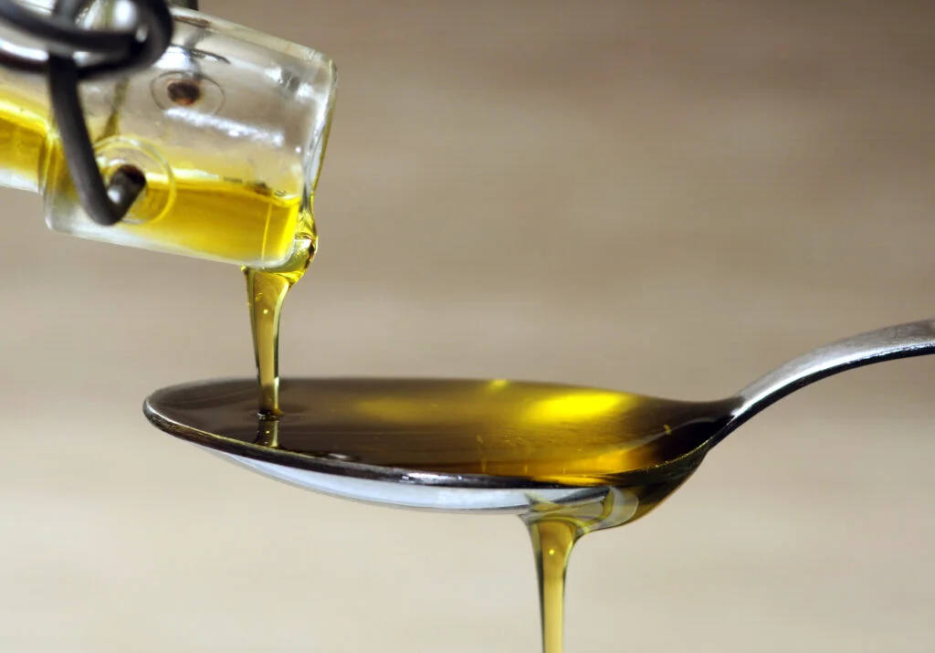 Folosiți aceste uleiuri pentru gătit? Tot ce trebuie să știți despre ele