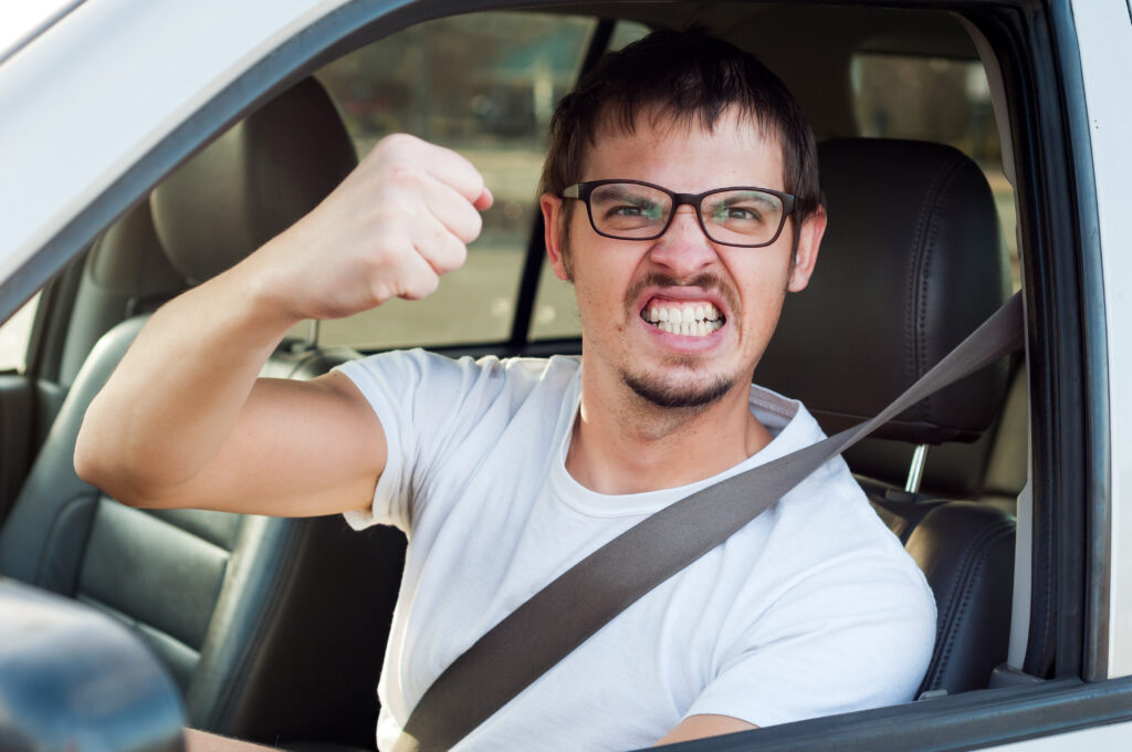 Șoferii agresivi urmează să fie supuși unei educații aspre. Lista gesturilor din trafic care nu vor mai fi tolerate în 2022