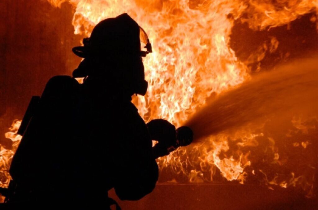Arde pământul În România! Pompierii nu fac față flăcărilor. Alertă totală