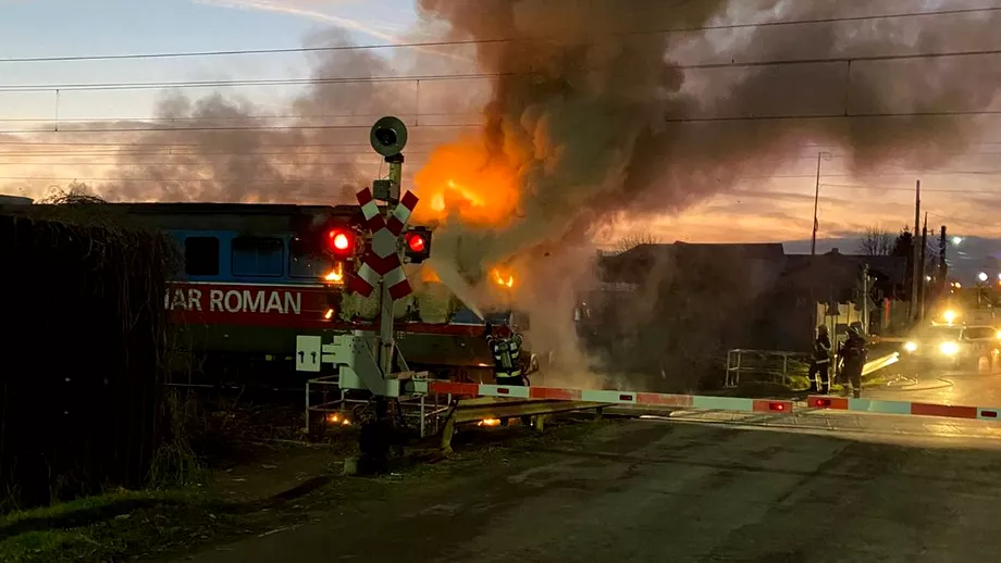 Incendiu de proporții lângă Ploiești! Locomotiva unui tren a luat foc. Turiștii au rămas blocați