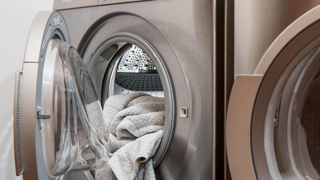 Mașina de spălat, curățată rapid cu un ingredient simplu. Toți îl avem în bucătărie