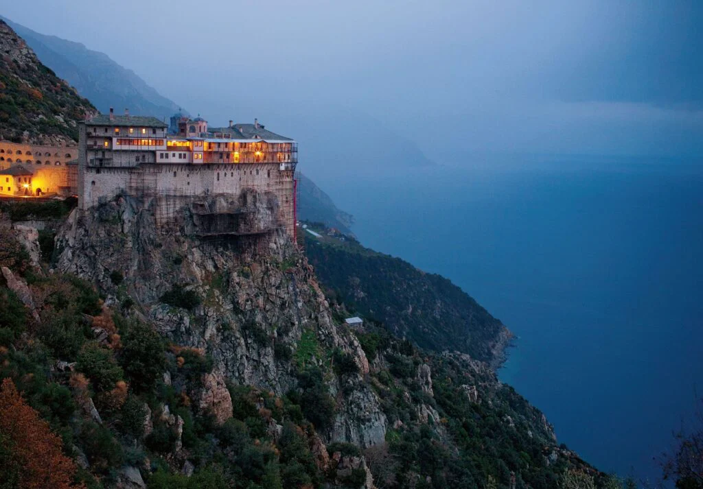 Anchetă la Muntele Athos, după ce zeci de călugări au murit din cauza infectării cu Covid-19