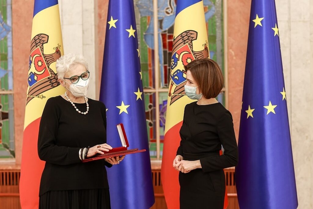 Directoarea serviciului în limba română Radio Europa Liberă de la Chișinău a fost decorată de Maia Sandu