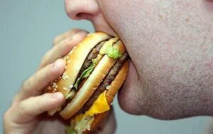 Cum să mănânci un burger fără să te murdărești. Trucul marilor bucătari