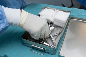 Mamă a doi copii, omorâtă de o procedură estetică făcută de un fals chirurg