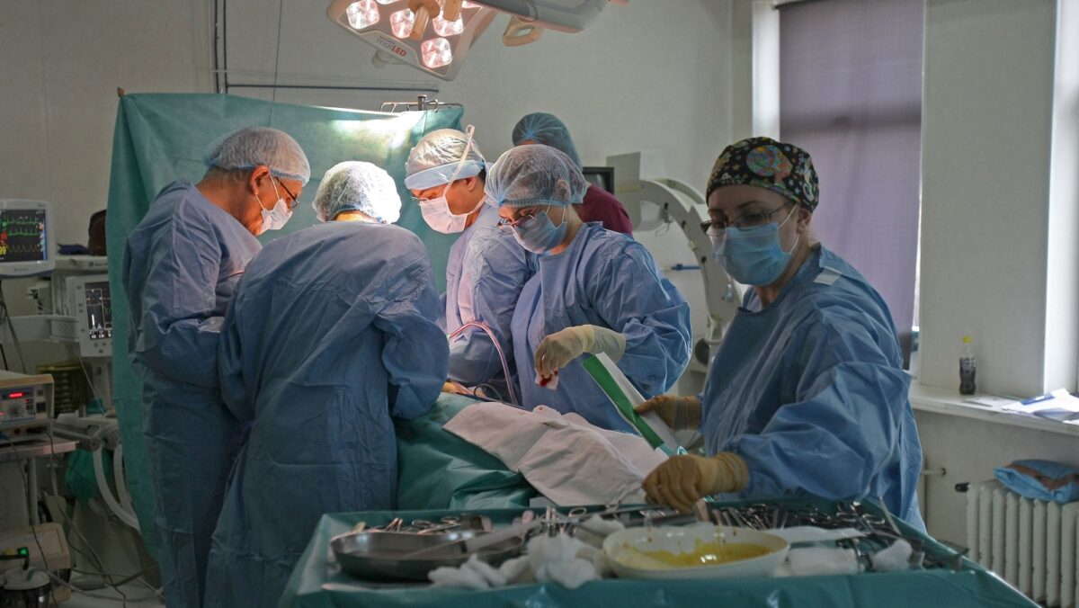 Prima operaţie pe creier prin pleoapă din România. Pacientul are 49 de ani
