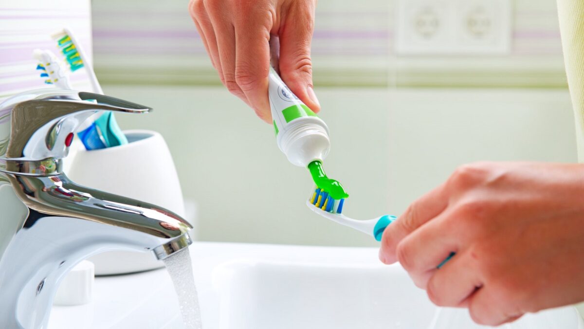 Spălatul pe dinți distruge smalțul. Explicația stomatologilor