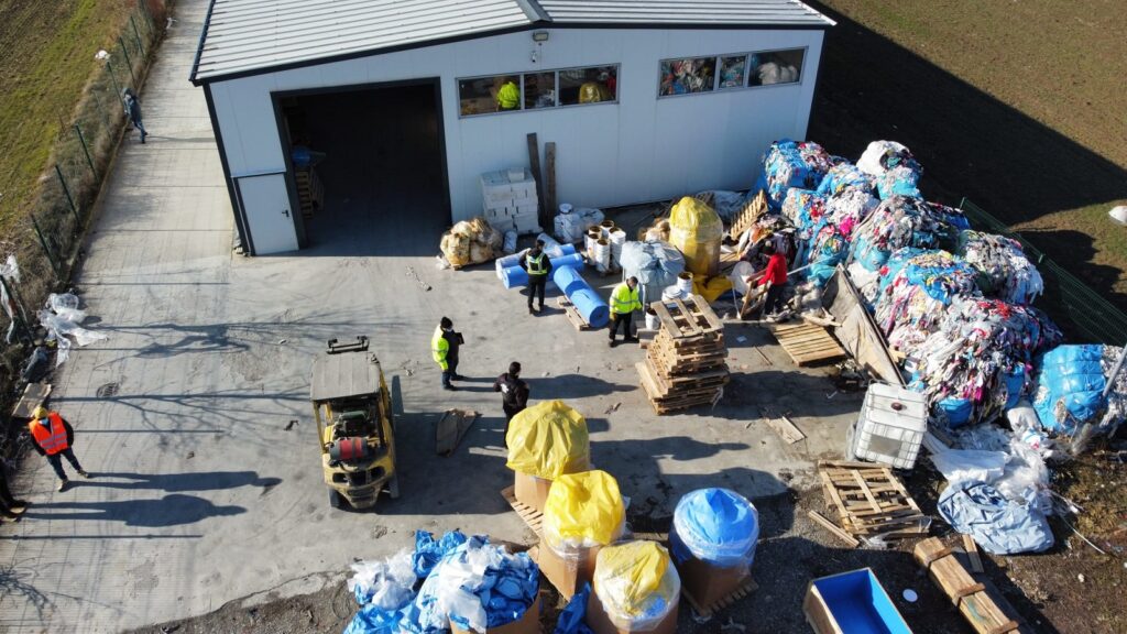 Sute de tone de deșeuri ilegale, descoperite după o razie. Probleme uriașe, care pun mediul în pericol