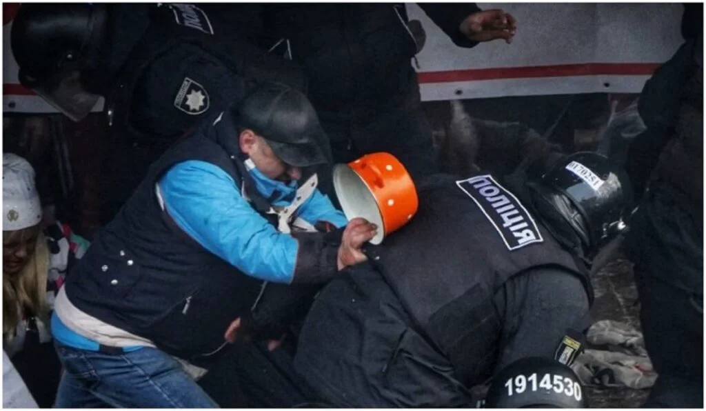 Violențe pe străzile din Kiev! Ucrainenii s-au bătut cu forțele de ordine. VIDEO