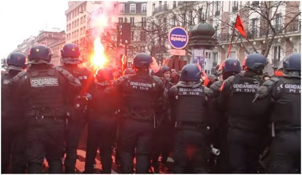 Noi proteste violente în Franța, demonstrații au reacționat după ultimele declarații provocatoare făcute de Emmanuel Macron. VIDEO